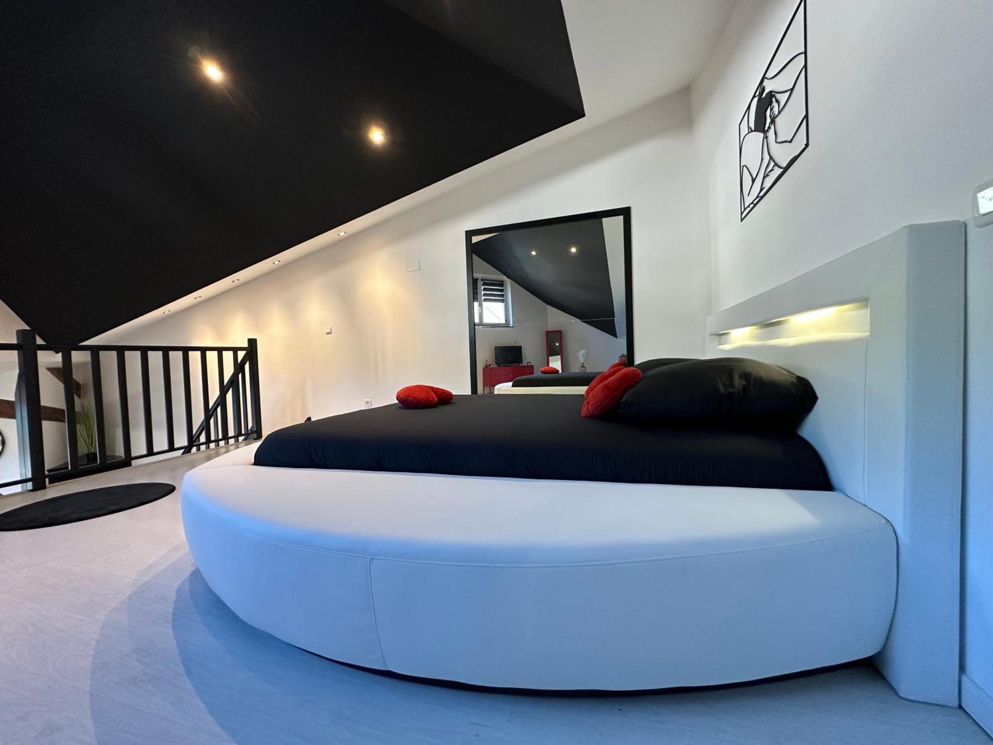 Love Room La Creche Romantique Bogny-sur-Meuse Exterior photo